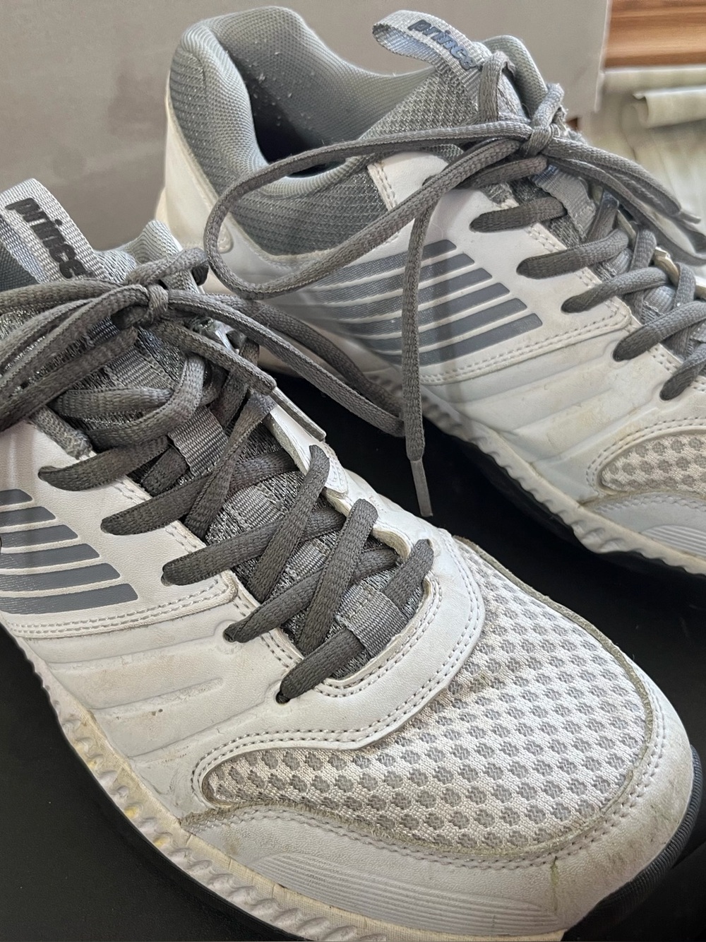 Prince Men's Performance Tennis Shoes White/Grey size 9.  Prin white and grey.